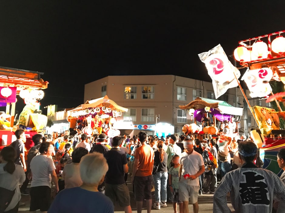 お祭りの人混み