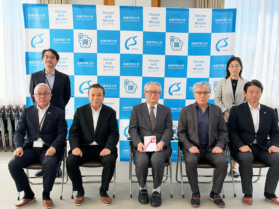 寄付目録贈呈式での集合写真